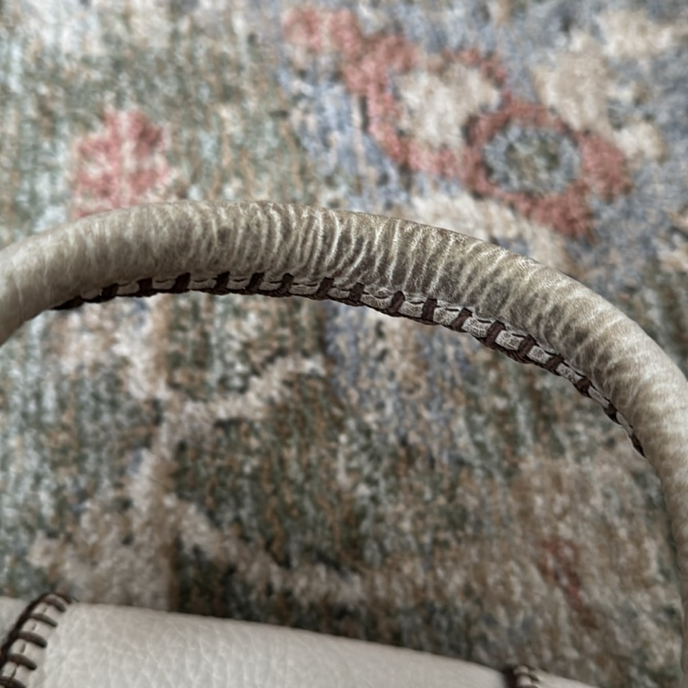 Elegant White Leather Handbag - Picture 8 of 8